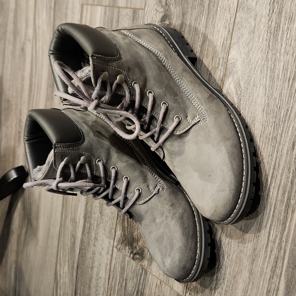 EUC Will's Vegan Store London sz 41 is Men's sz. 8 Women's sz 10.5 Suede Boots